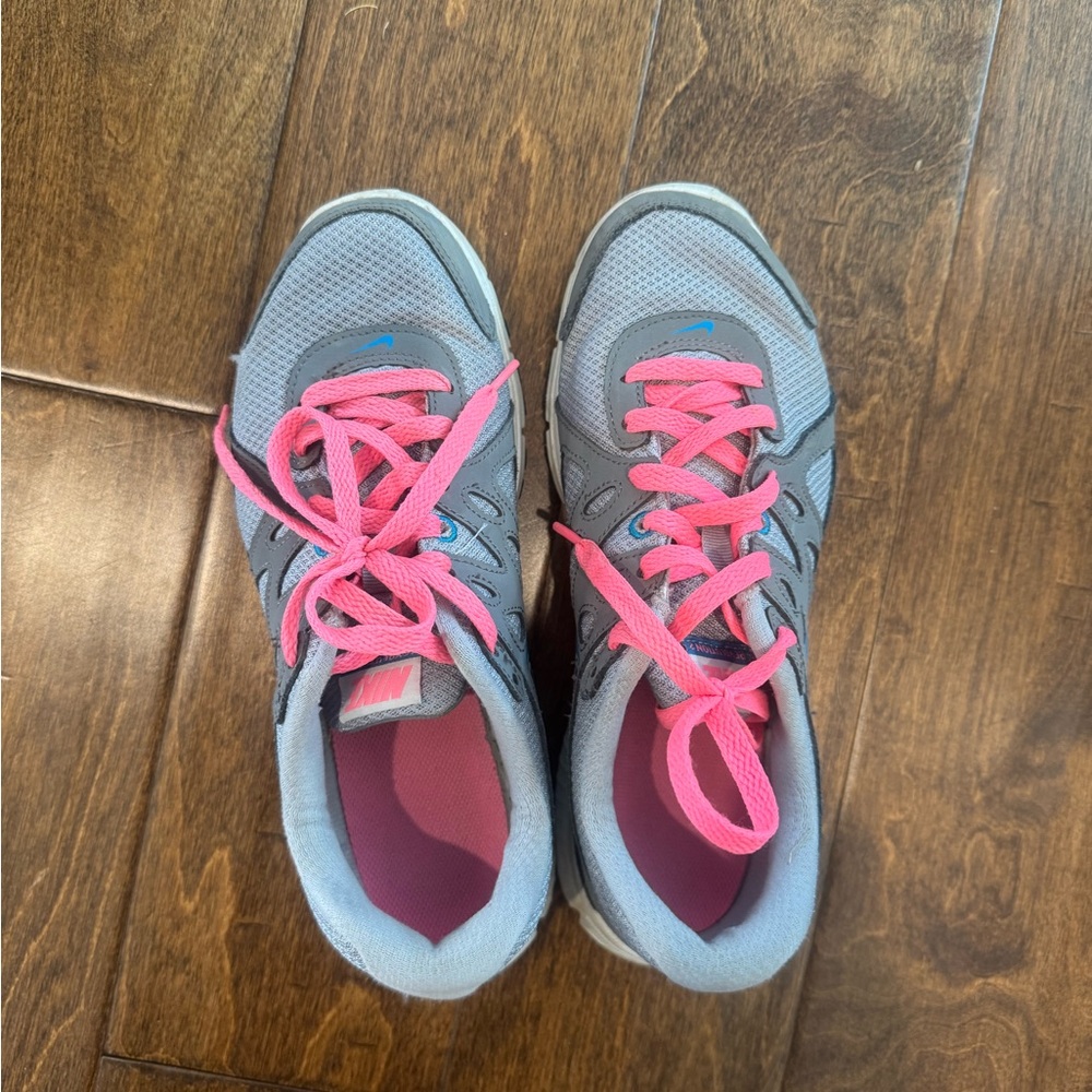 Women’s Nike shoes size 8